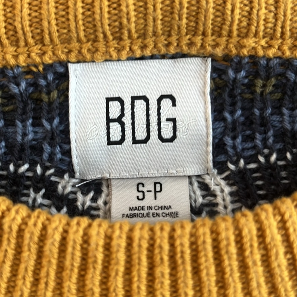 BDG sweater “like new” size small - Picture 3 of 8